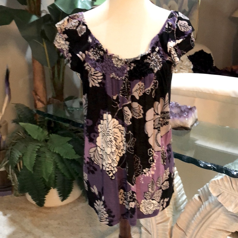 SZ M TUNIC LENGTH TOP.    NWOT
